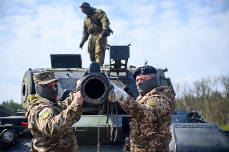 украинские военные и танк leopard