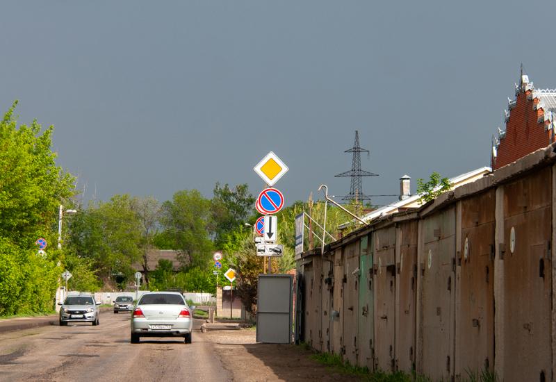 Сверток со снарядом лежал возле дверей гаража