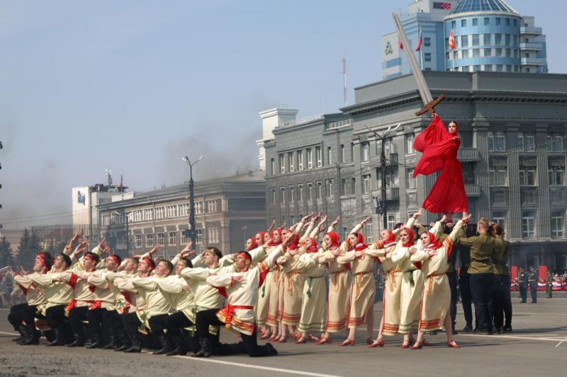 Театрализованное шоу во время парада в Челябинске