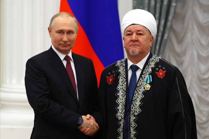 Путин наградил орденом дружбы главного мусульманина Ямала Хайдара Хафизова