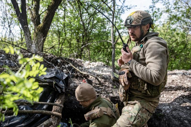 Военнослужащий украинской армии получил данные корректировки минометного огня по спецсвязи в пригороде Артемовска, май 2023 года