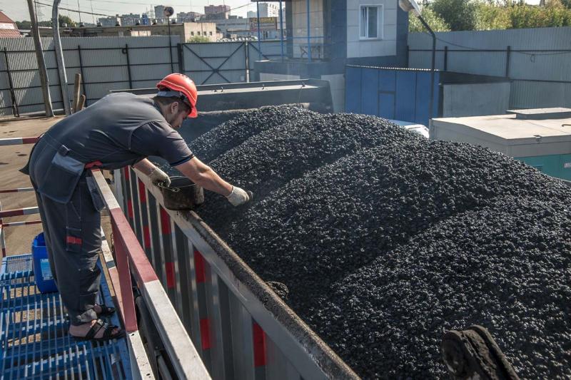 рабочий на асфальтобетонном заводе