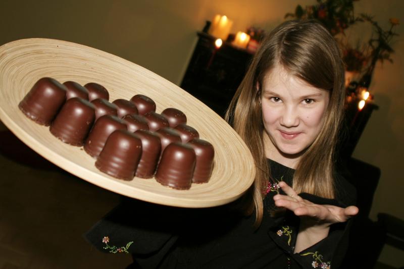 девочка, конфеты шоколадные