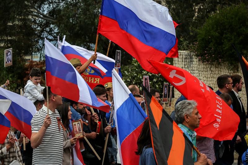 10 мая в европе. Демонстрация с флагами России. День Победы в Европе. Знамена на демонстрации. 8 Мая в Европе.