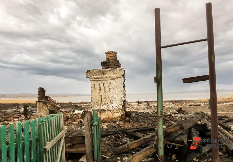 разрушенный сгоревший дом