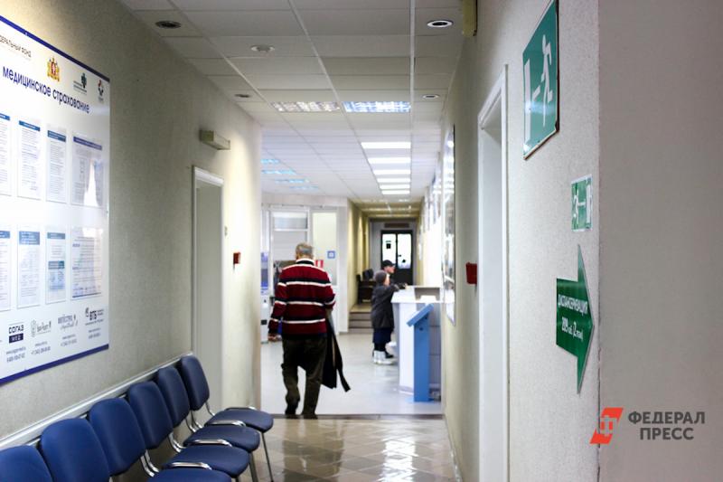 коридор больницы с людьми