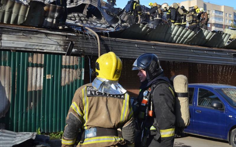 Пламя охватило пять домов в Ревде