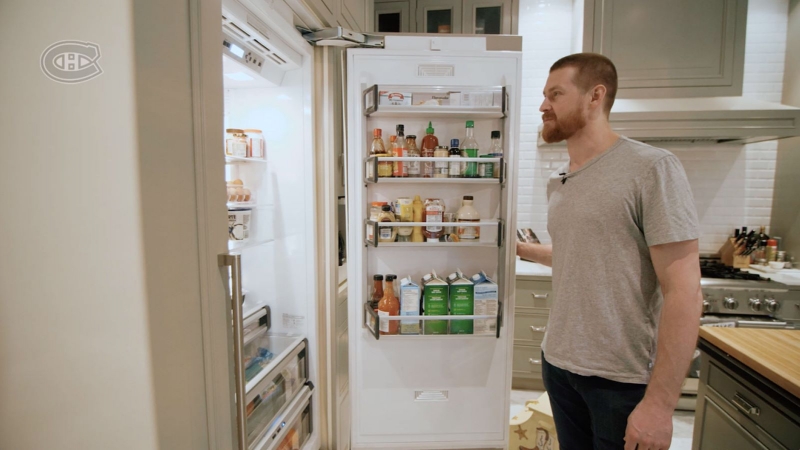 мужчина у холодильника
