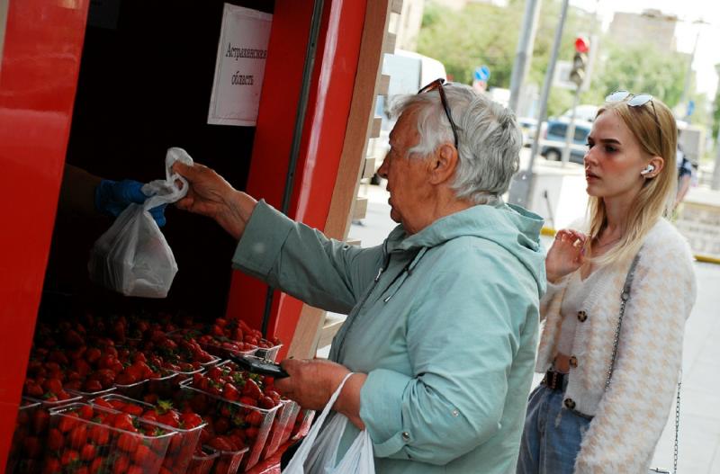 Бабушка выбирает ягоды