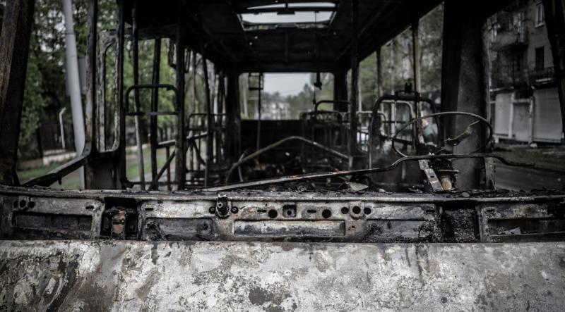обгоревший в результате попадания снаряда автобус