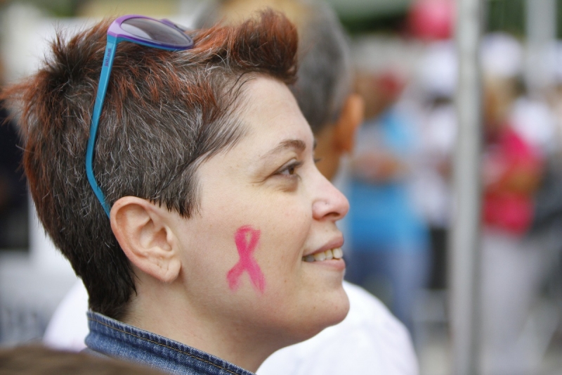 женщина с символом борьбы против рака
