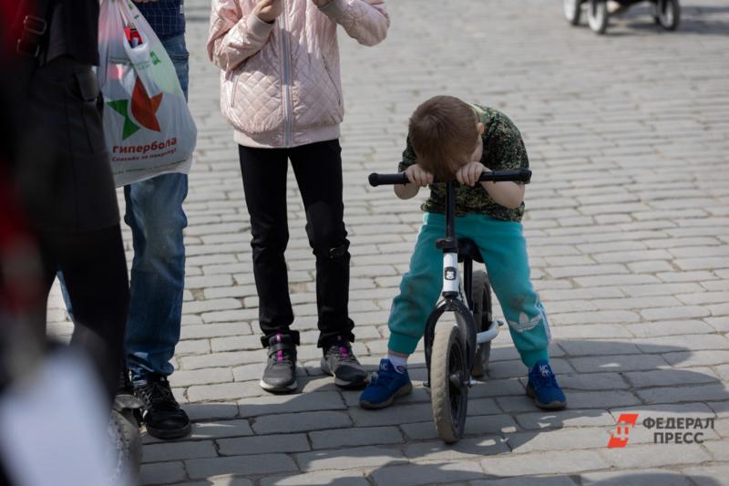 Мальчик жертва педофила плачет на велосипеде