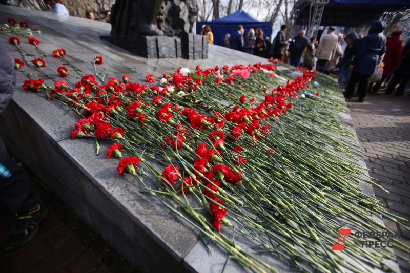 Тюменцы возложили цветы к Вечному огню