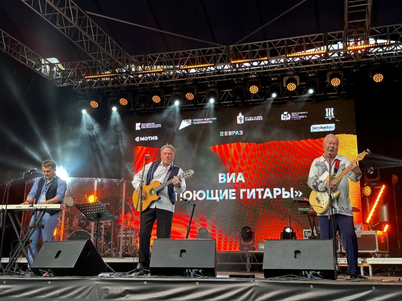 Урал мьюзик екатеринбург 2024. Ural Music Night фестиваль. Музыкант на сцене. Концертная площадка. Выступление на фестивале.