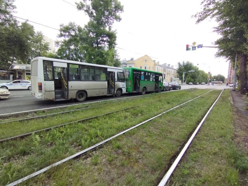 Два столкнувшихся автобуса протаранили легковые автомобили