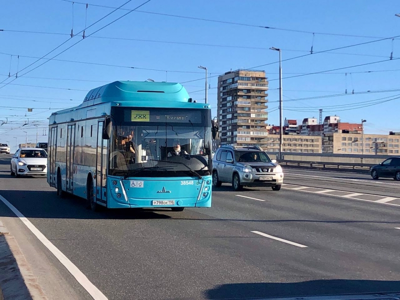 Лазурный автобус едет по Петербургу