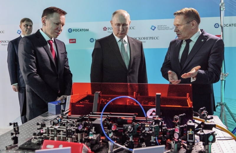 Путин (в центре) на «Форуме будущих технологий»