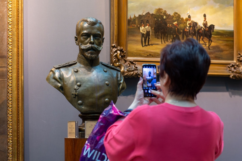 Бюст императора Николая II в музее
