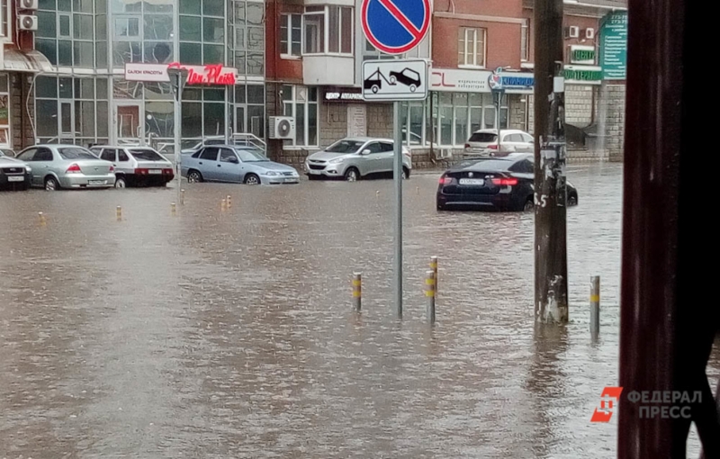 В Нижнем Новгороде из-за ливня затопило улицы и остановился общественный транспорт