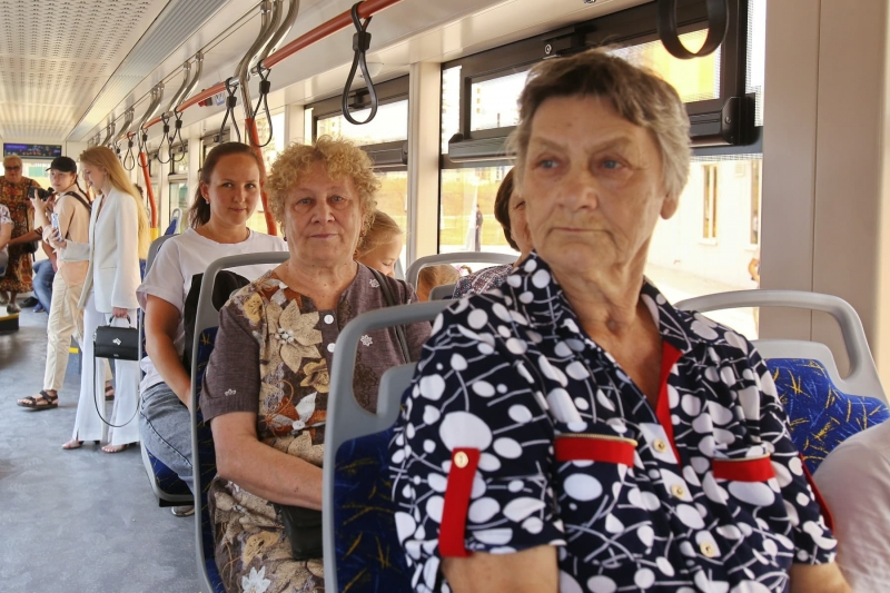 Пожилые женщины едут в автобусе