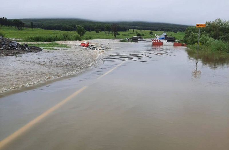 Дорога залита водой