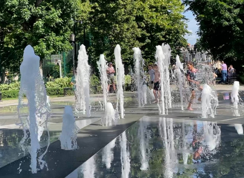 В Краснодаре нет водоемов для купания, поэтому фонтаны в жару популярны