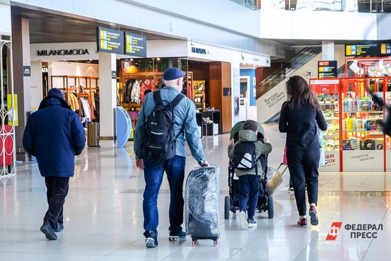 Семья туристов идет по аэропорту