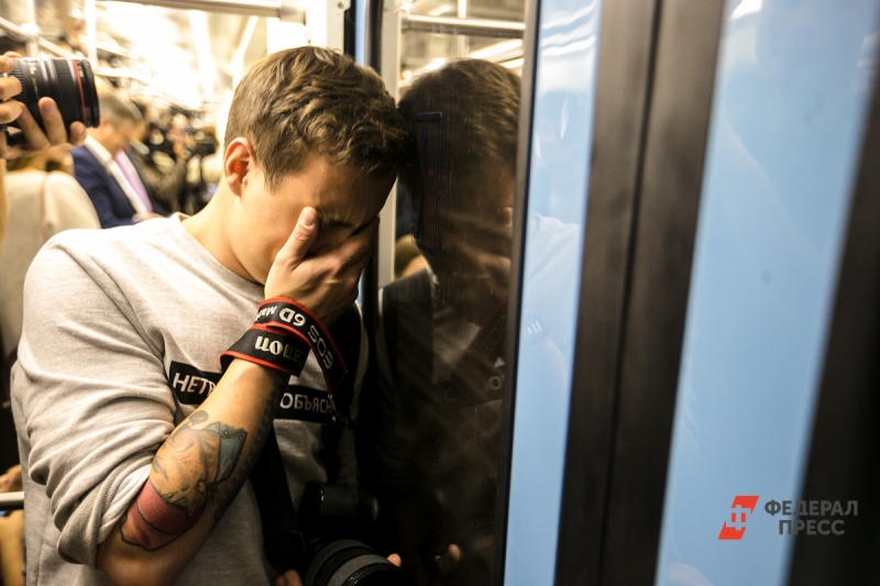 Молодой мужчина плачет в метро
