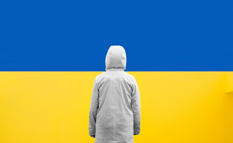 человек на фоне флага украины