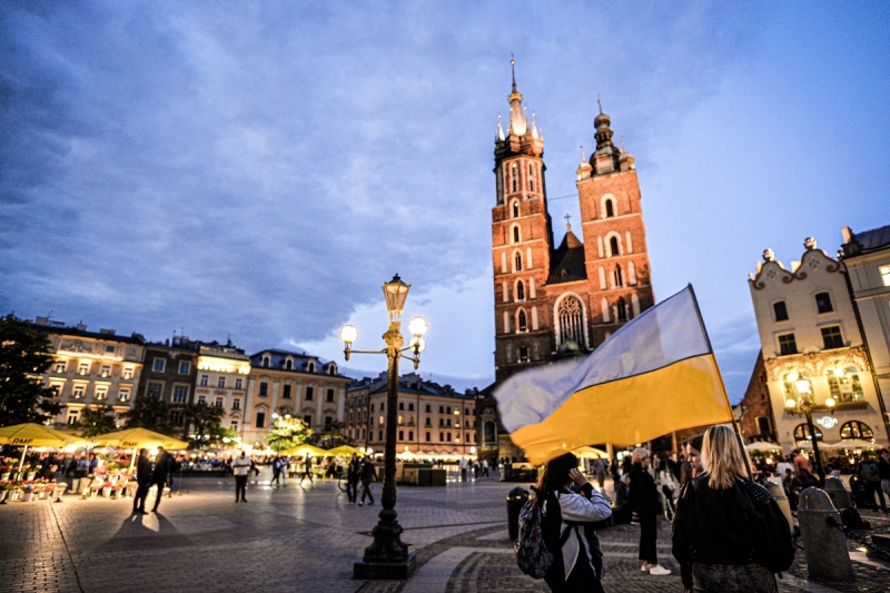 флаг украины в польском городе краков