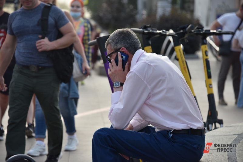 Мужчина на улице говорит по телефону