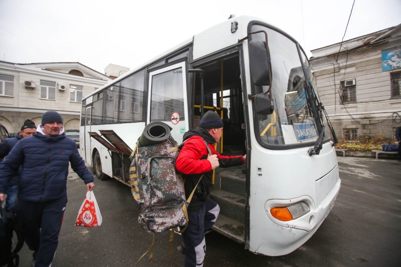 Мобилизованные грузятся в автобус