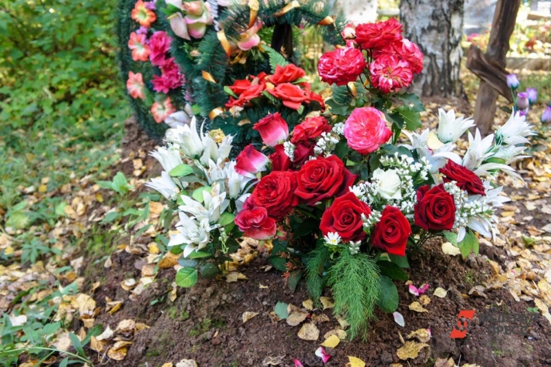 Могила, цветы на могиле