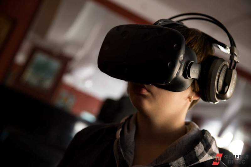 Геймер в очках виртуальной реальности