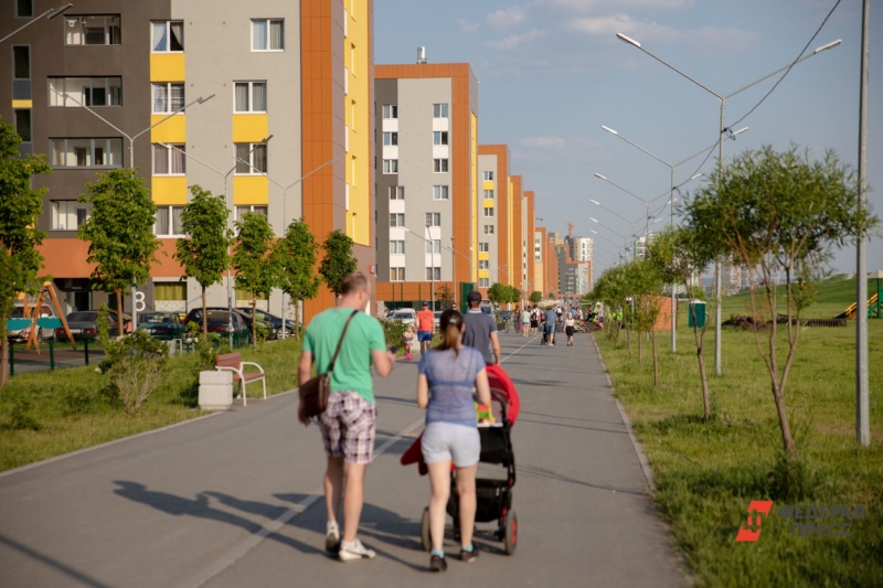 Семейная пара и новостройки