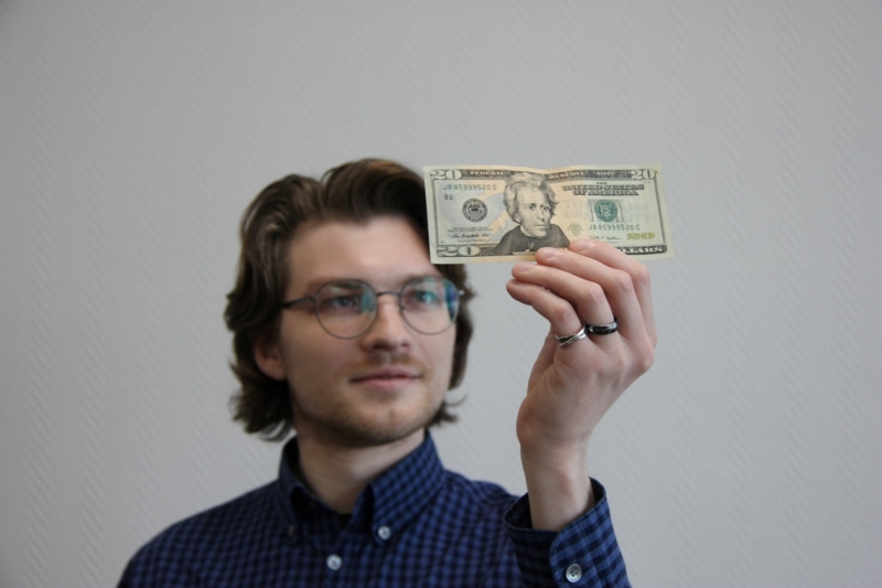 Мужчина с долларом в руках