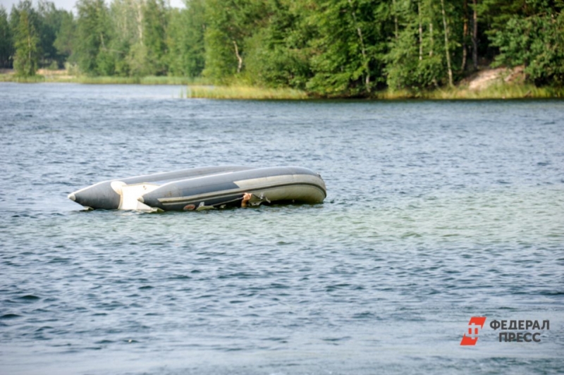 Лодка затонула в озере