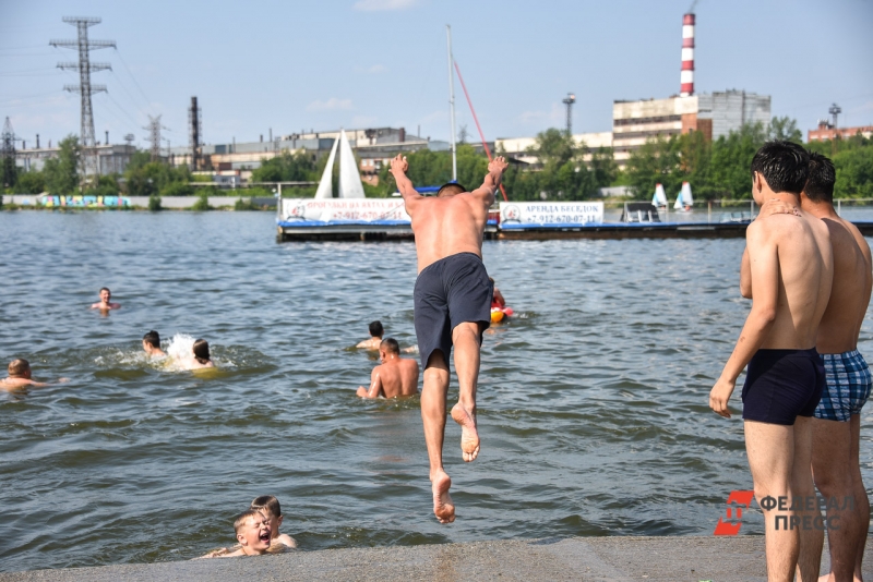 Подростки прыгают в воду
