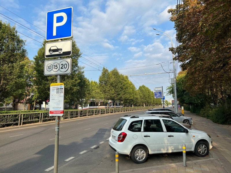 Автомобили стоят в зоне платной парковки в Петербурге