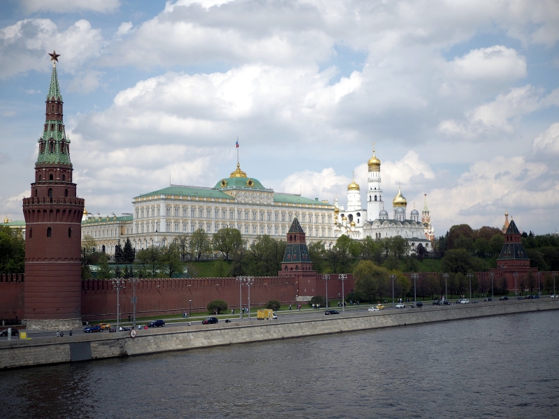 Московский Кремль. Белый Московский Кремль. Кремль и белый дом. Кремль со стороны реки.