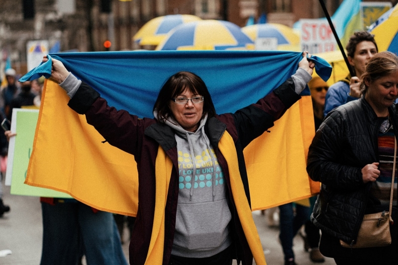 женщина с флагом украины