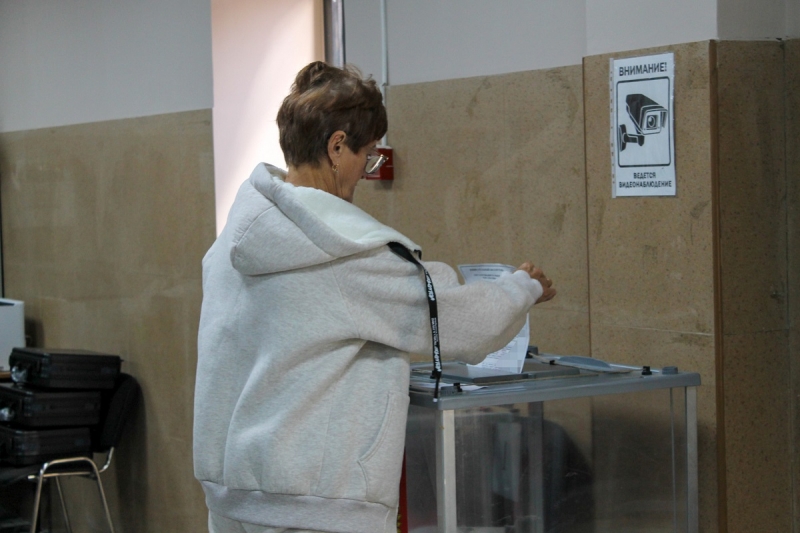 женщина голосует на выборах