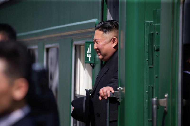 Ким Чен Ын выходит из вагона поезда в России