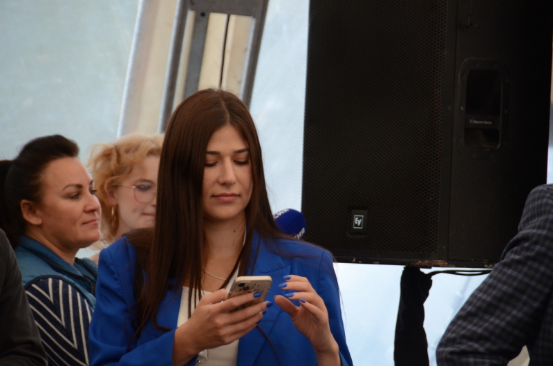 Редактор ФедералПресс Анна Крючкова со смартфоном