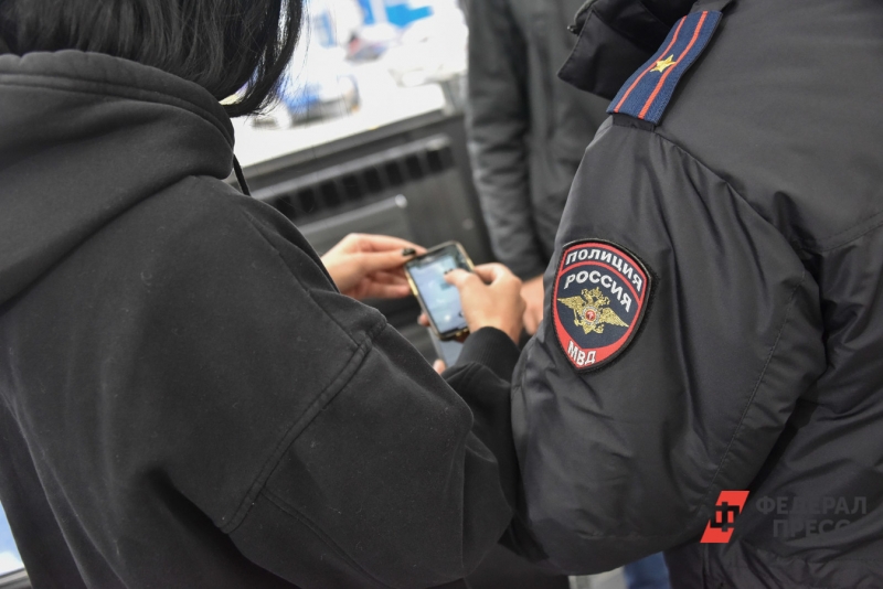 Полицейские проверяют цифровой паспорт у гражданки