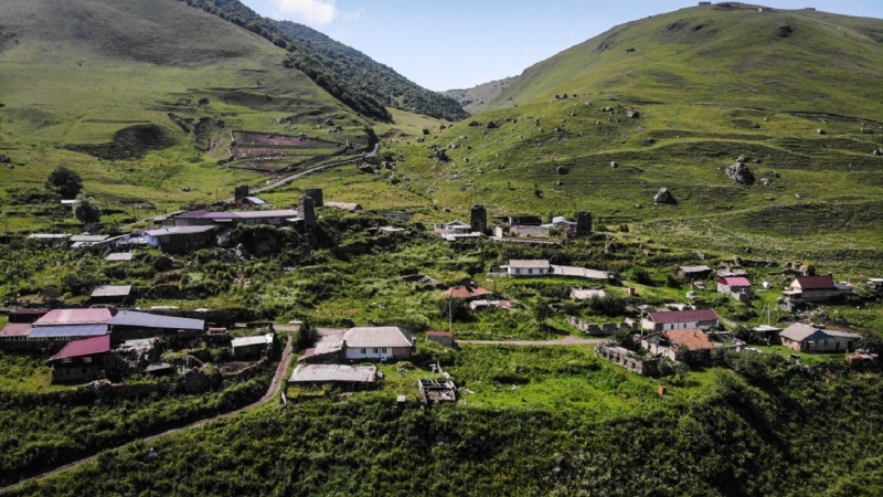 Поселок Джимара в долине реки Джимара в Республике Северная Осетия.
