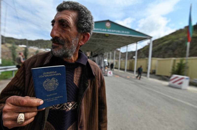 Человек с паспортом на КПП «Лачин»