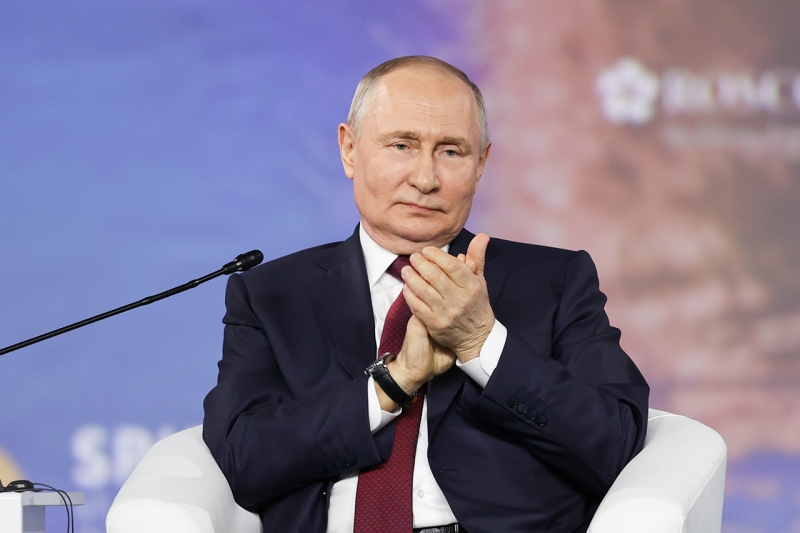 Путин по ВКС принял участие в церемонии открытия школ