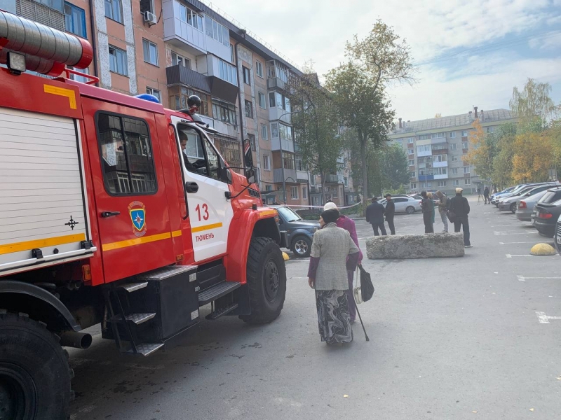 Сотрудники МЧС помогают пострадавшим