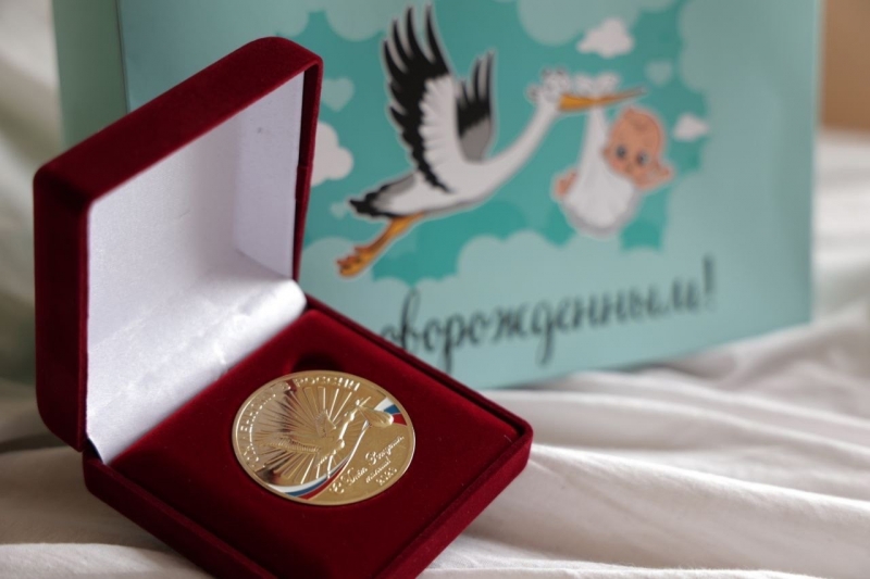 Мамам новорожденных в Херсонской области вручены памятные медали «Рожденному в России»